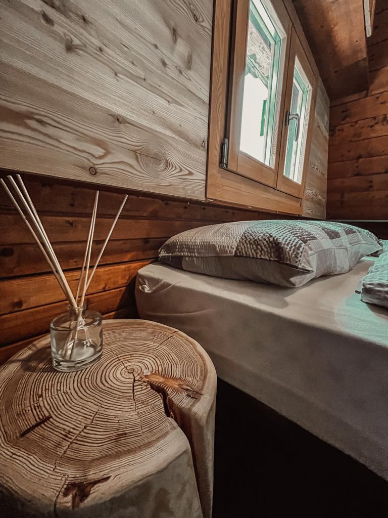 Dettaglio del comodino in legno
